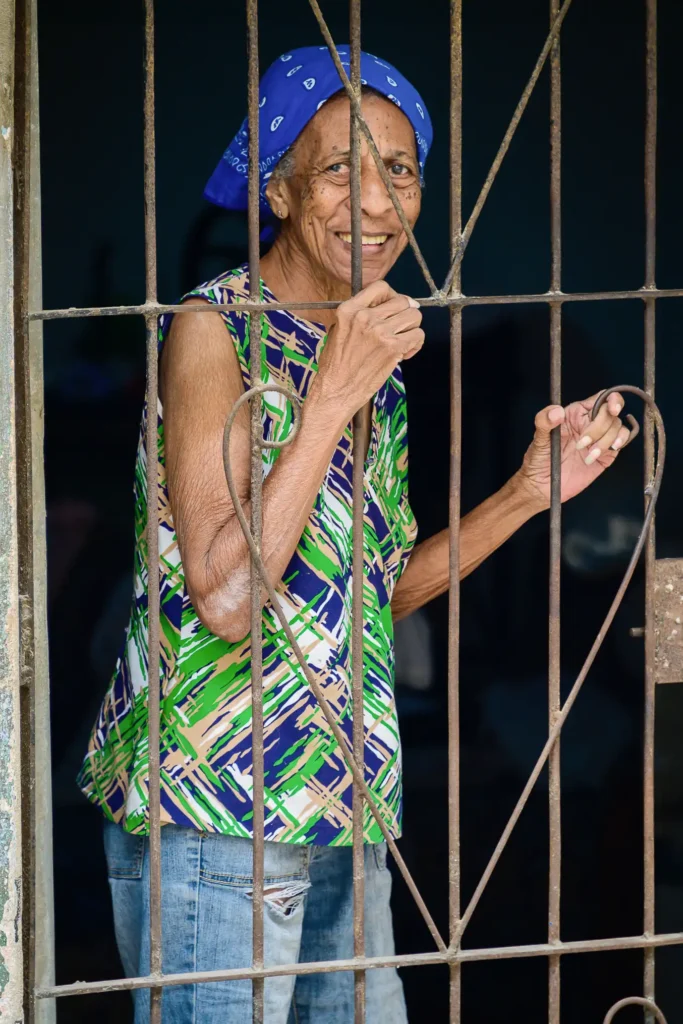 CUBA_WOMAN_AT_GATE