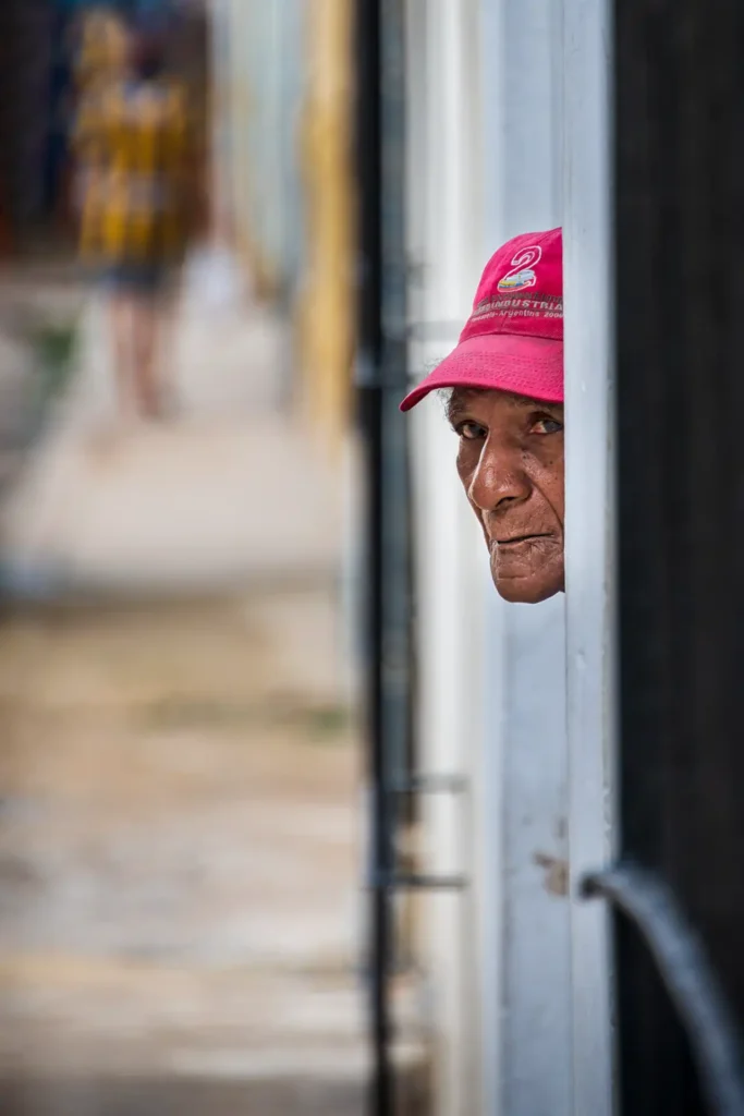CUBA__PEEKING_MAN