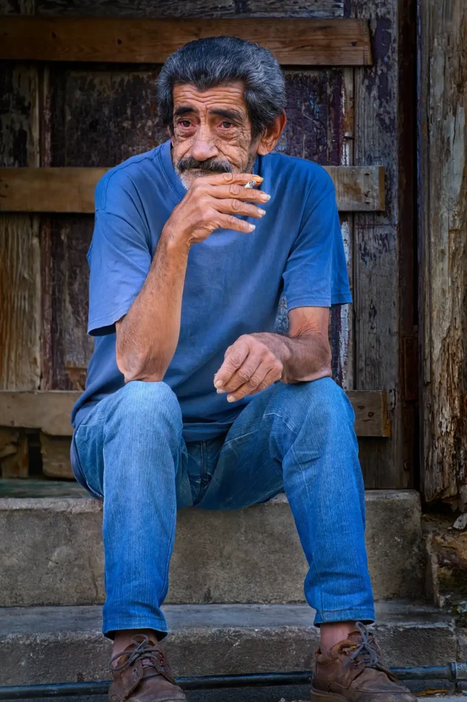 CUBAN_SMOKER_ON_STOOP