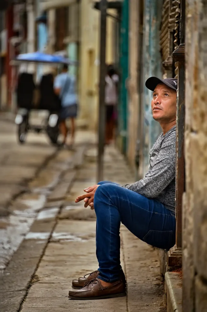 CUBA_MAN_SITTING_ON_STEP